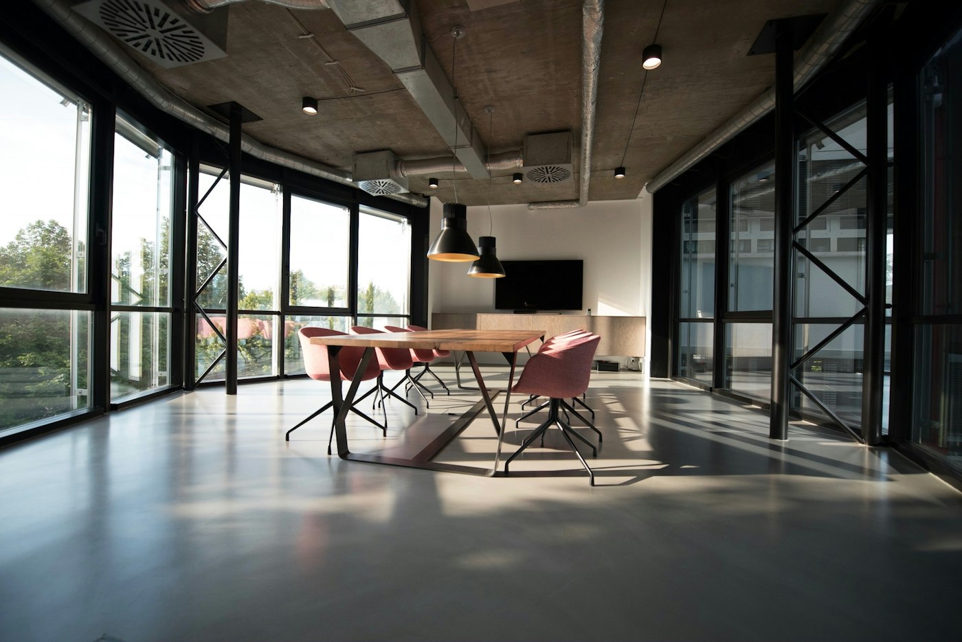 Espace de réunion moderne équipé en audiovisuel
